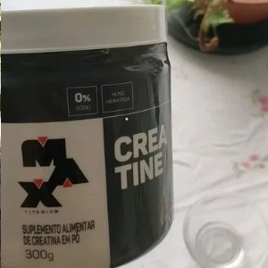 Diego R. segurando o produto