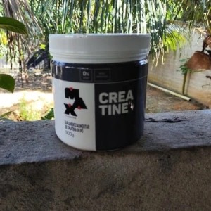 Ana Luiza F. segurando o produto