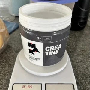 Fernanda C. segurando o produto