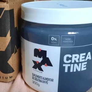 Bruno S. segurando o produto